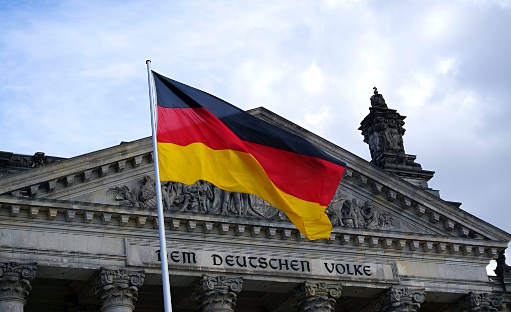 Bild des Reichstags - Extremismus in Podcasts